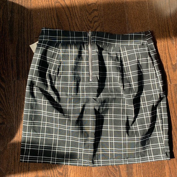 Black mini skirt - Picture 2 of 4